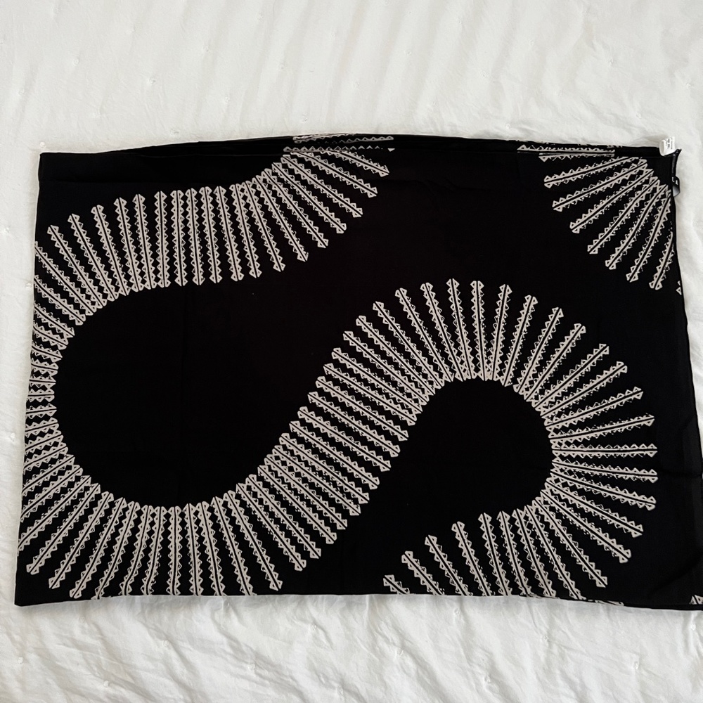 NWOT MANAOLA black and tan patterned pareo